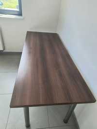 Stół z metalowym nogami