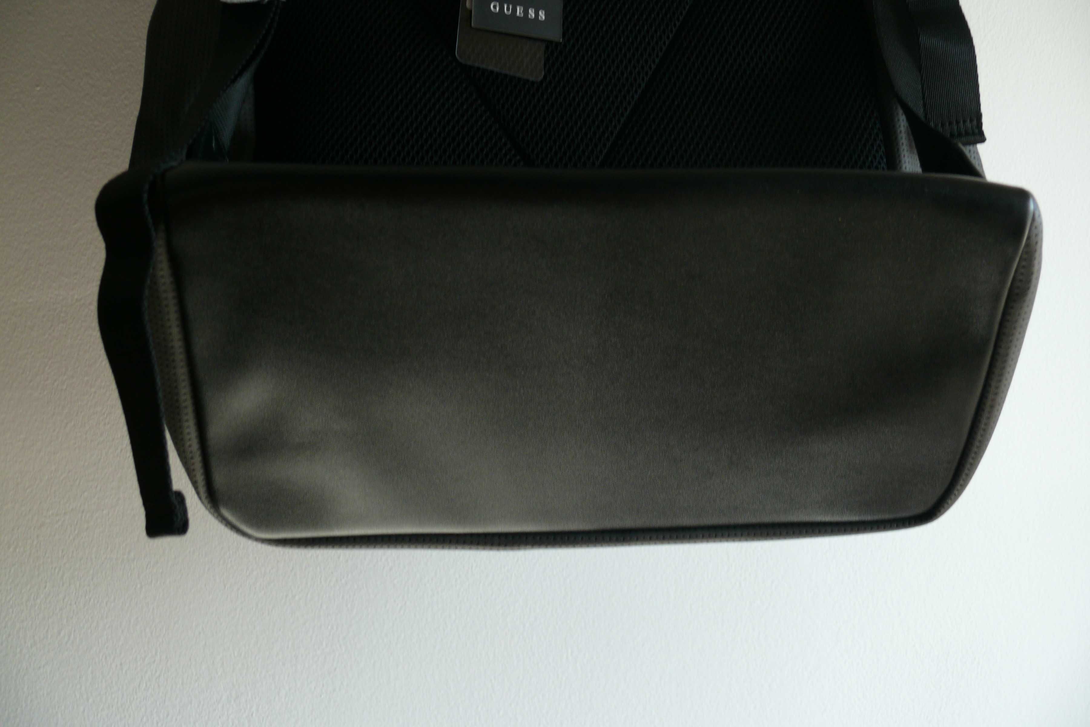 Mochila em pele Guess