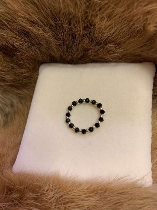 Pierścionek z onyksu na gumce