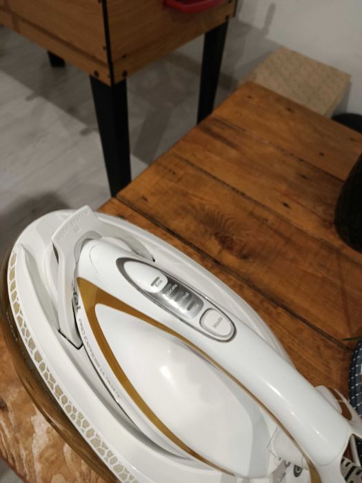 Żelazko Tefal z stacja parową uszkodzone