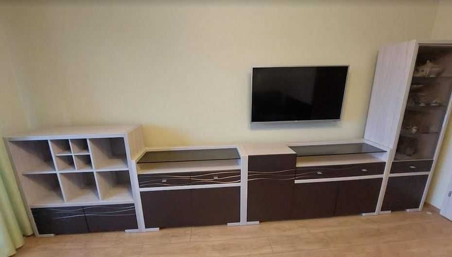 Zestaw mebli salon, komoda, witryna całkowita dł. około 4,5 m