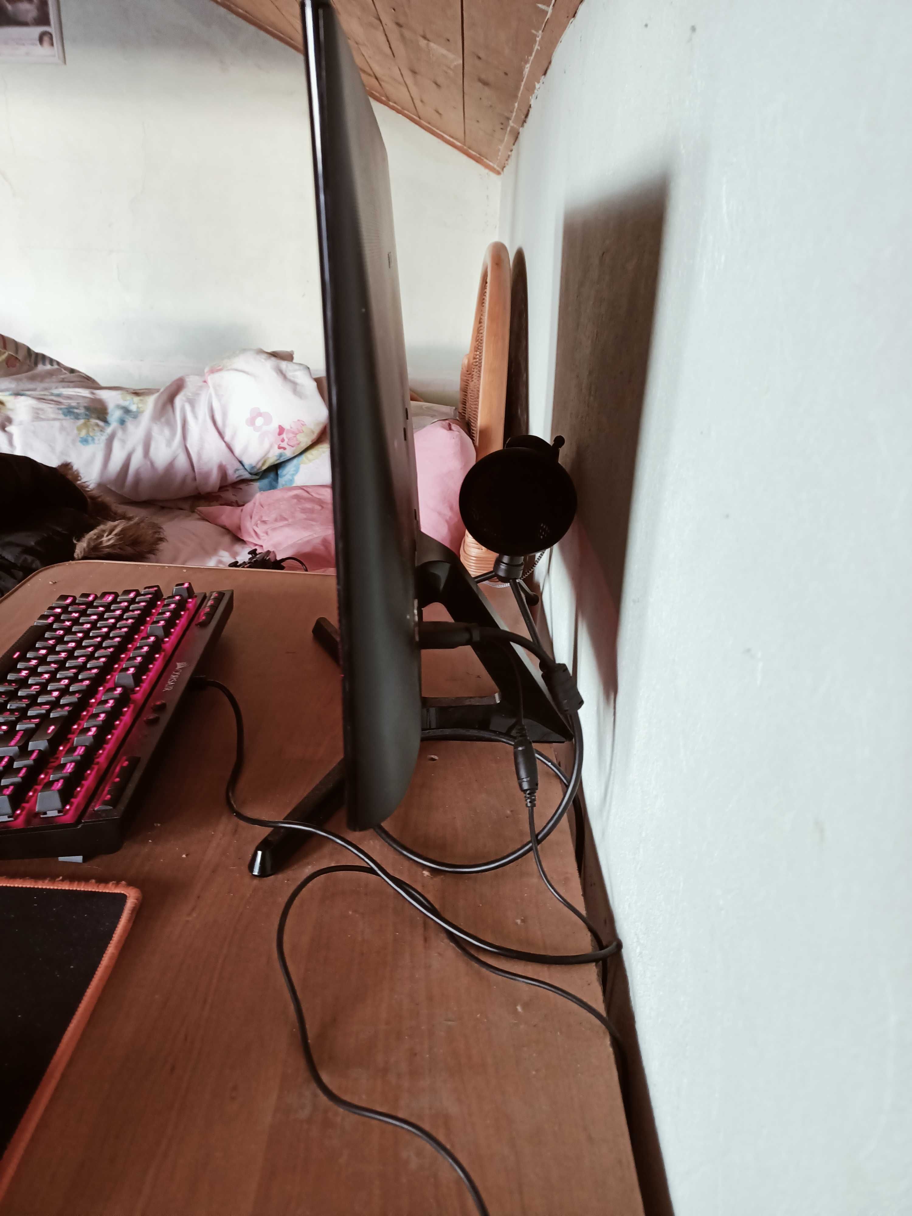 Zestaw komputerowy klawa monitor i komputer na sprzedaż albo na laptop