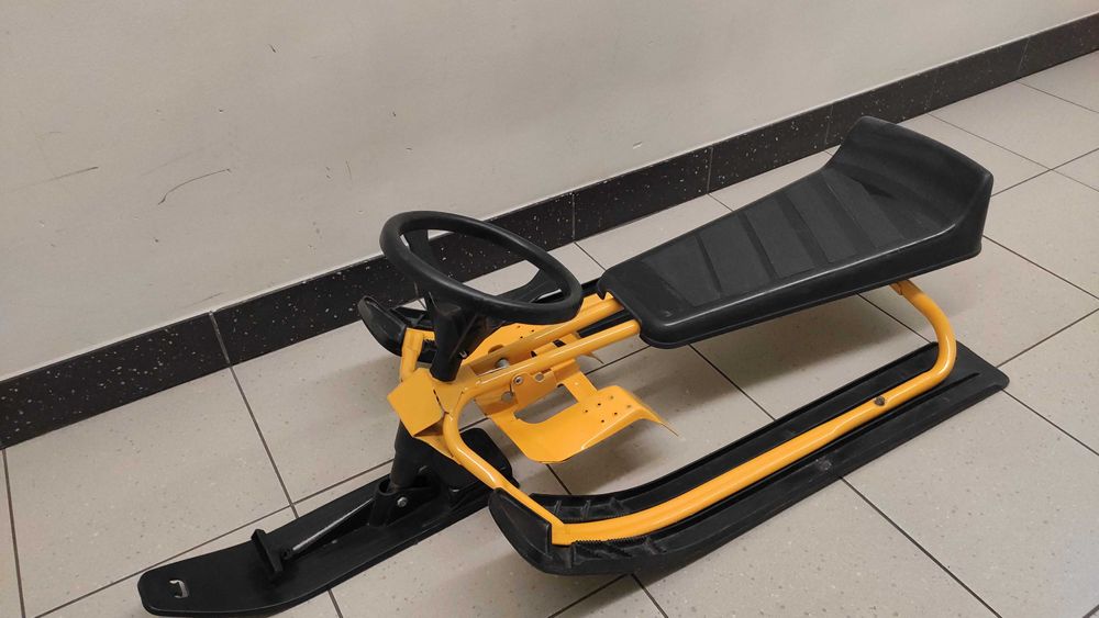 Nartosanki sanki metalowe z hamulcem nożnym i kierownicą