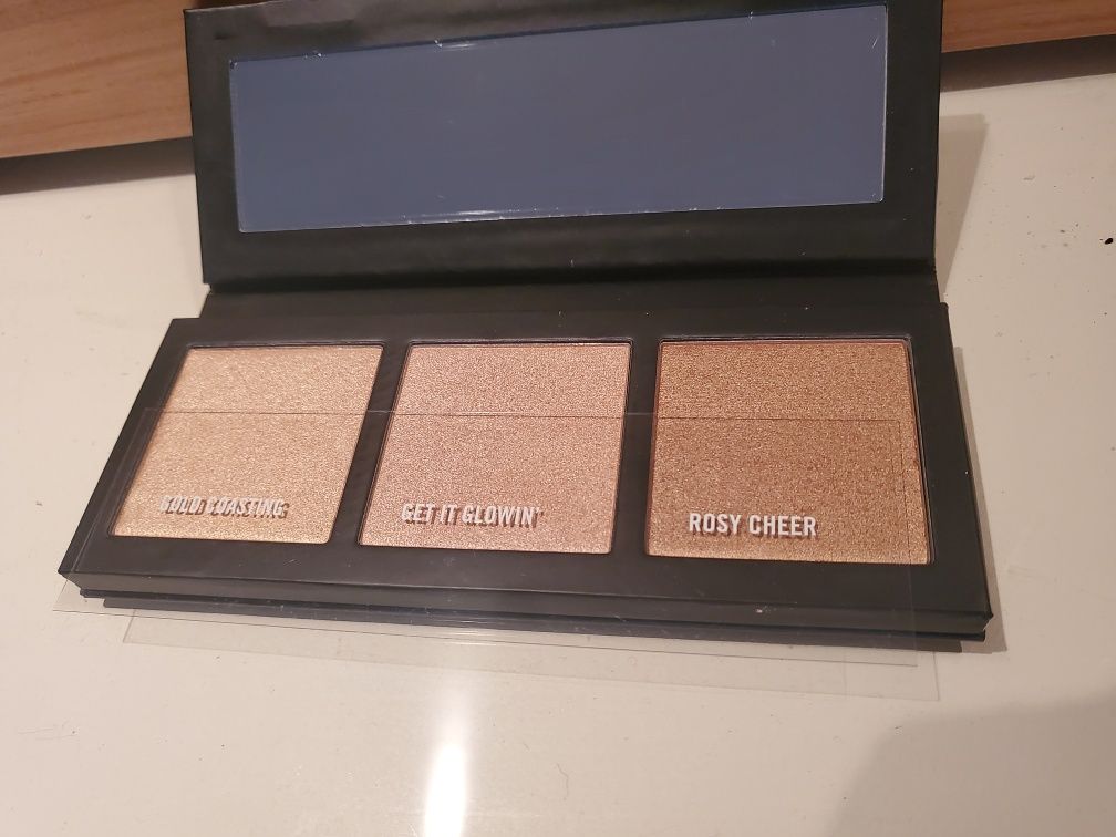 MAC Cosmetics paleta 3 rozświetlaczy Hyper Real Glow Palette