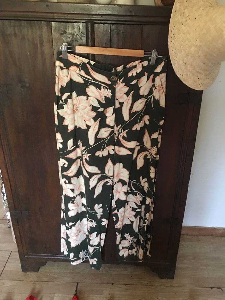 Calcas em verde com motivos florais Mango