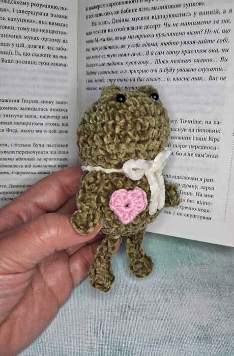 Prezent na walentynki pluszowa żabka walentynka amigurumi na szydełku