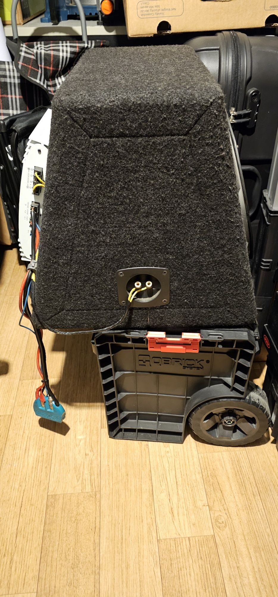 Głośnik subwoofer bas samochodowy ze wzmacniaczem.