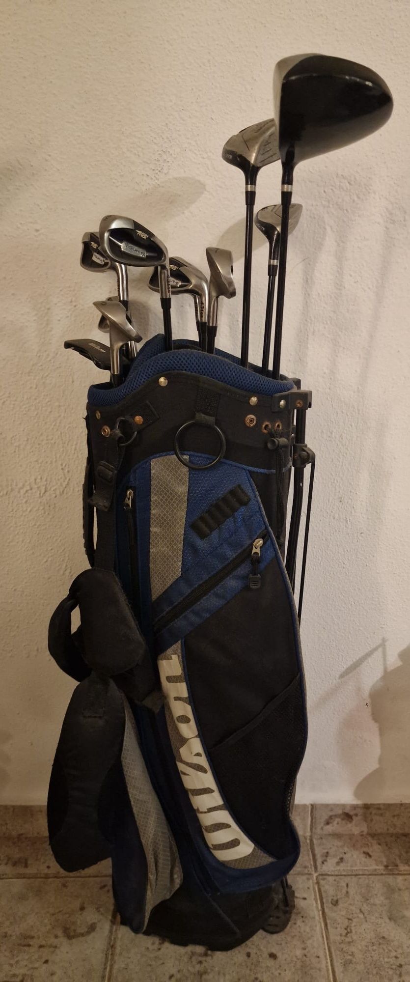 Saco de golf + 10 tacos.