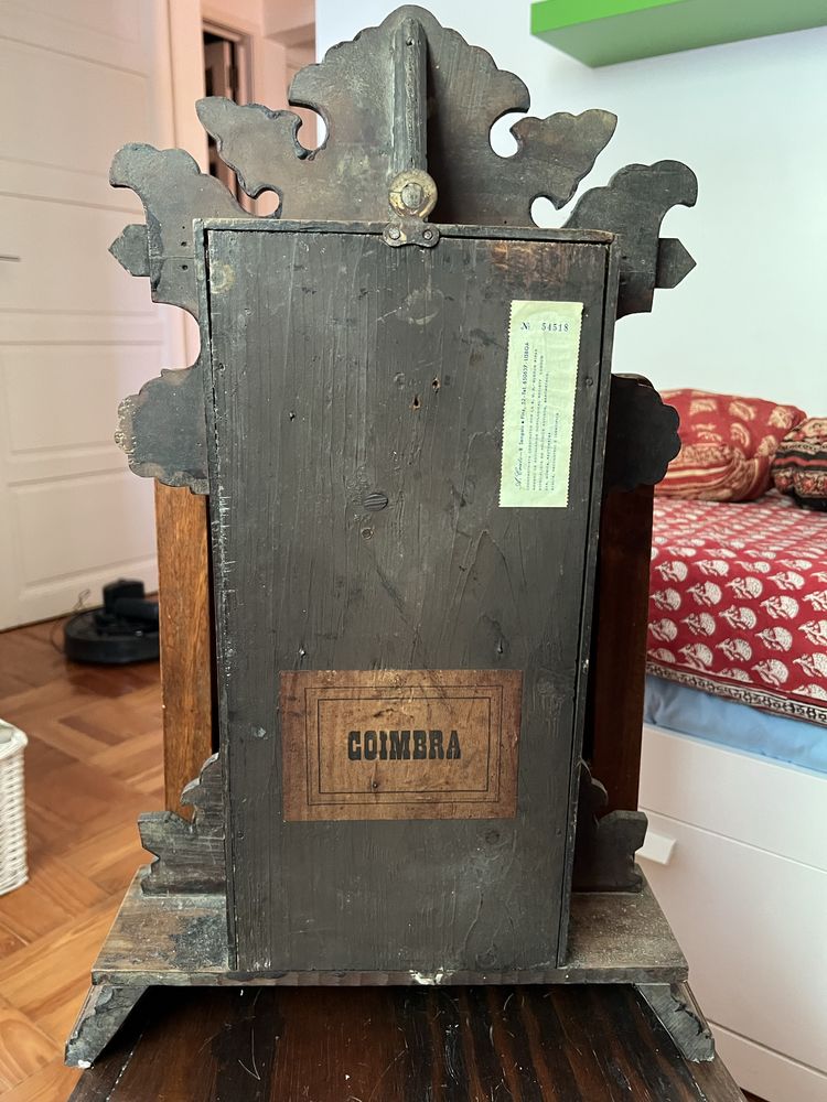 Relógio de mesa antigo com corda partida