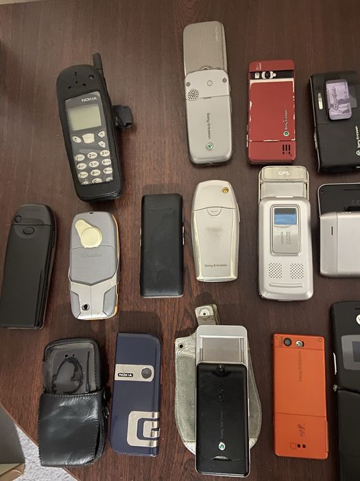 Лот разных мобильных телефонов