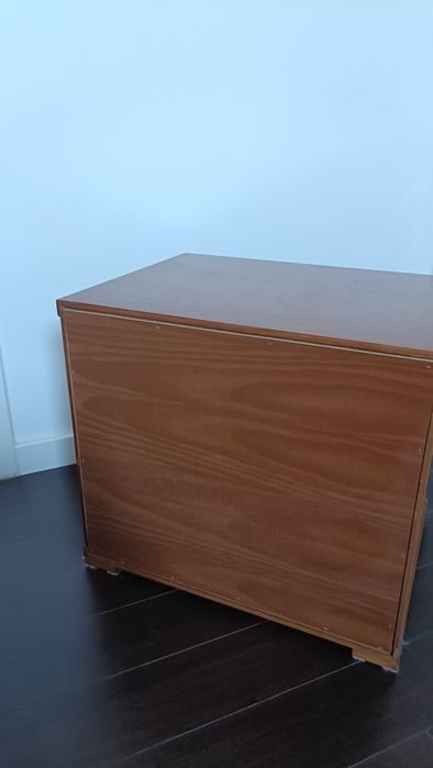 Mesa de cabeceira em madeira maciça cor de cerejeira