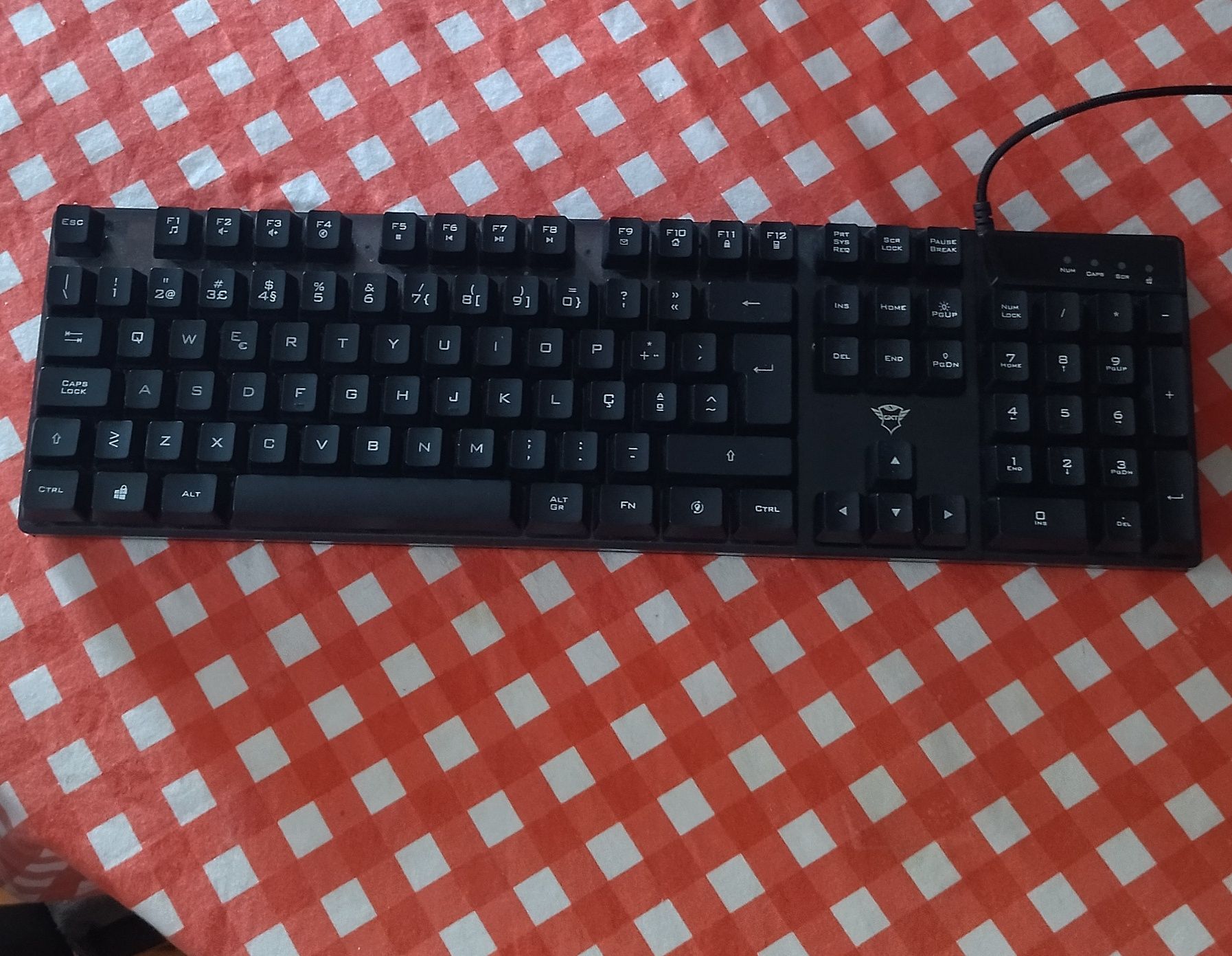 Teclado Trust GXT 835 Azor