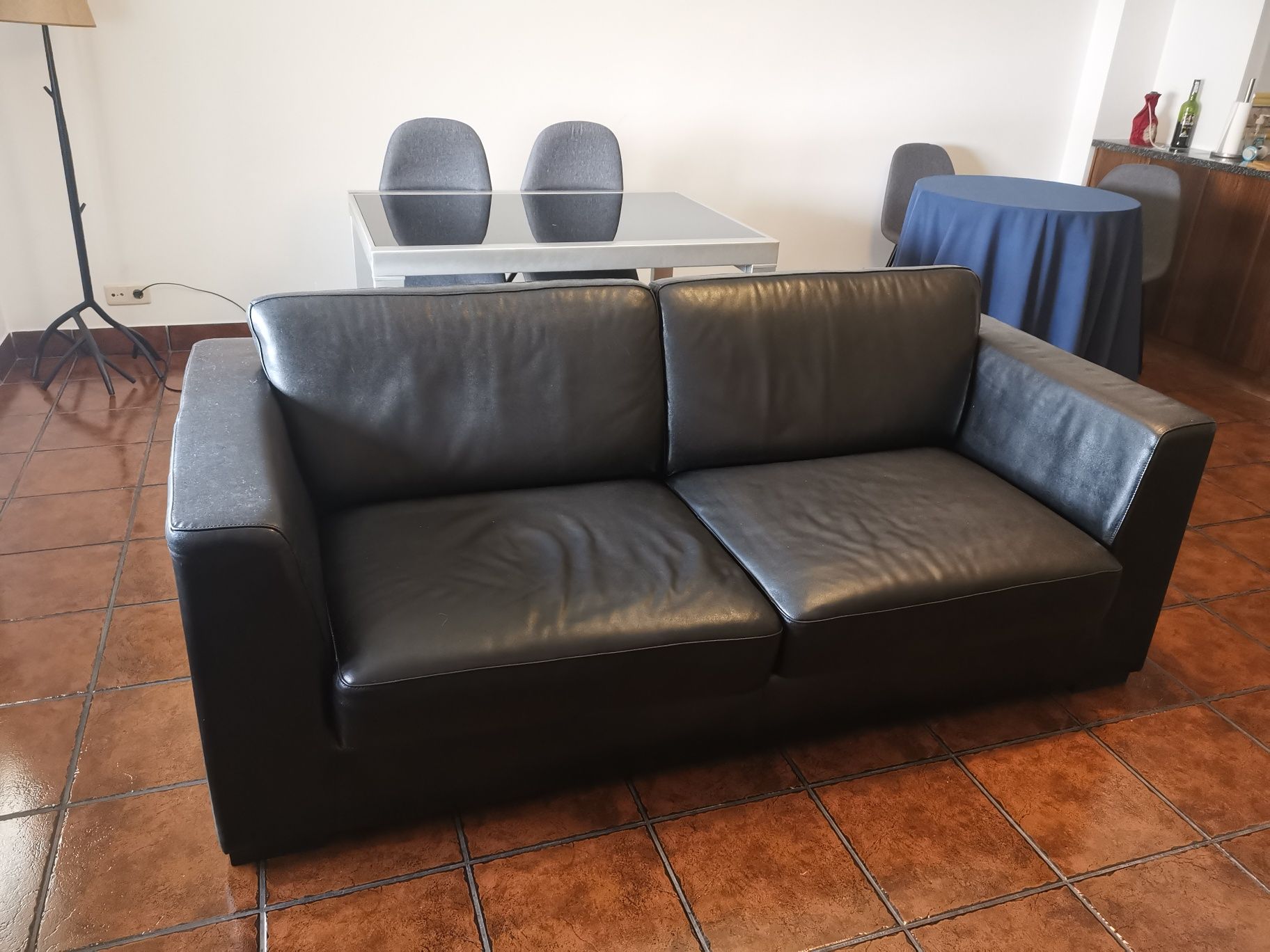 Sofa em pele preto