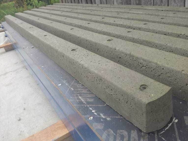 słupki betonowe zbrojone / 2.5m 26 zł/siatka leśna/słupek betonowy