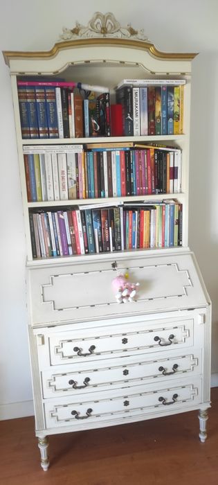 Mobília de quarto individual, cama com cabeceira em palhinha