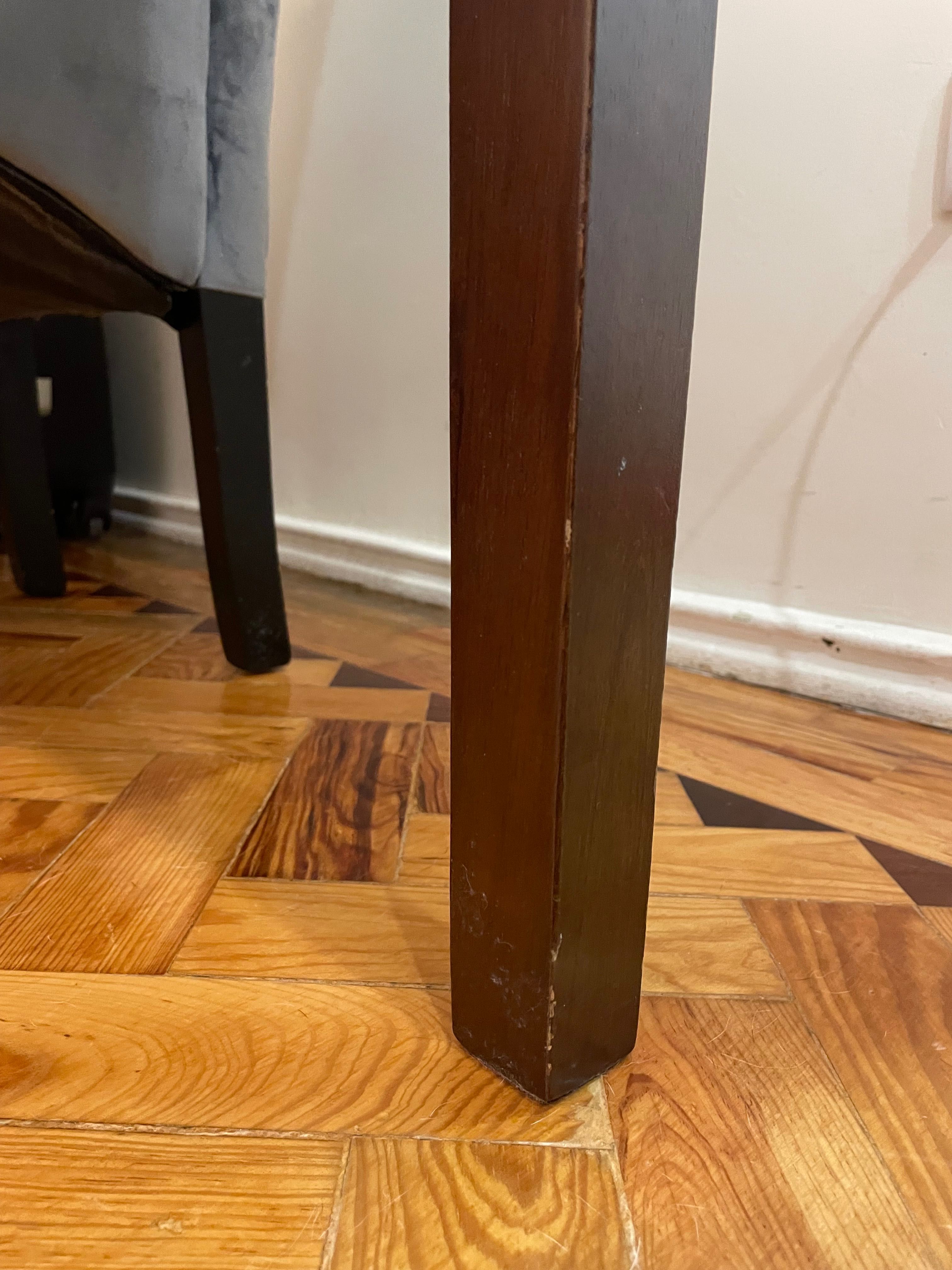 Mesa em boas condições