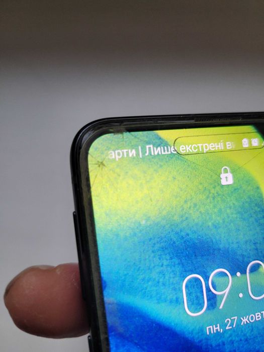 Samsung GALAXY S10e 6/128GB трещины на дисплее.