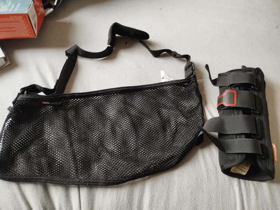 Temblak siatkowy i orteza na lewą rękę