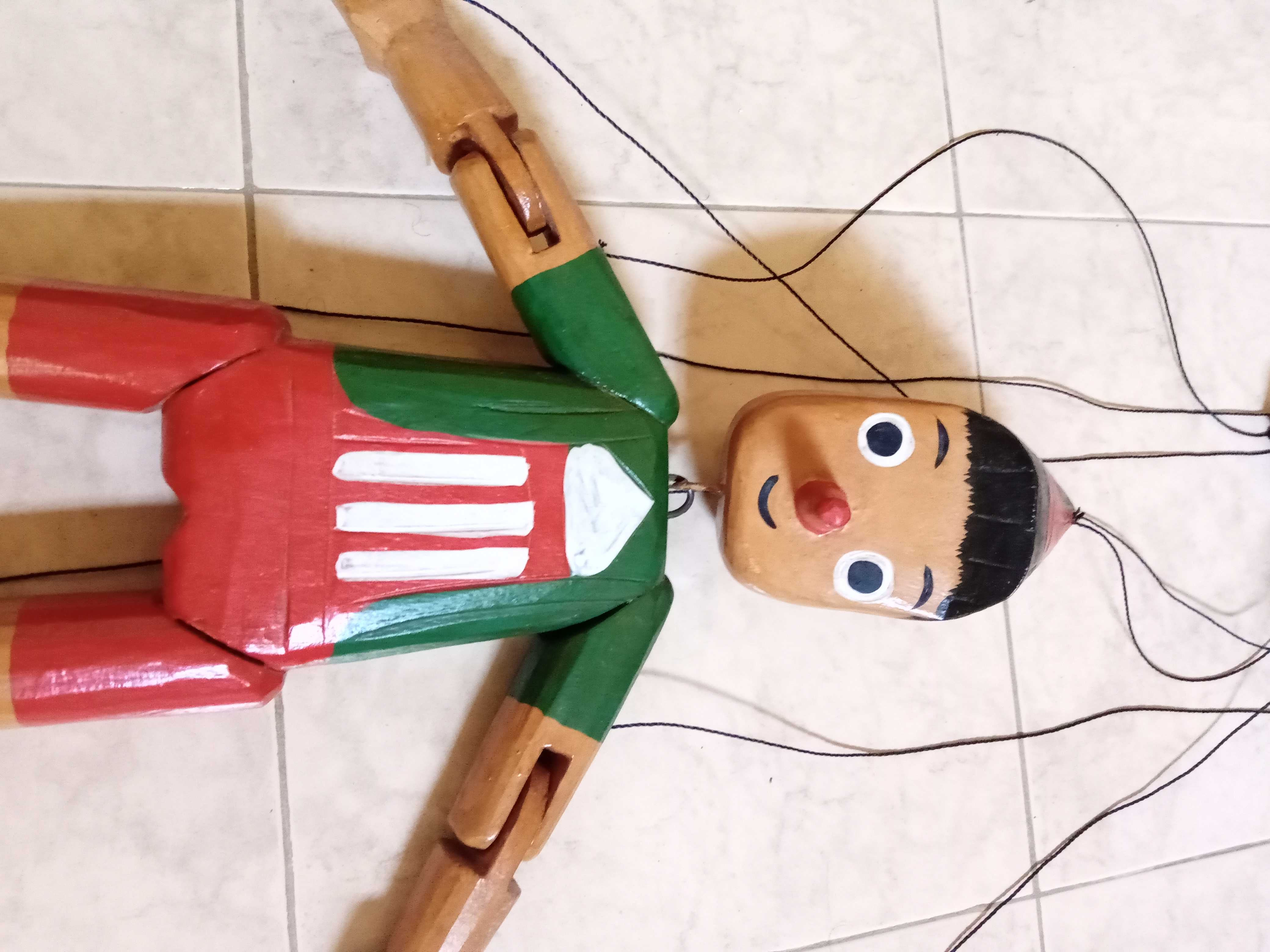 Marioneta antiga Pinóquio articulada em madeira, vinda de Itália