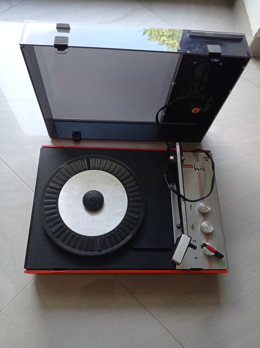 Stary sprawny gramofon UNITRA Fonica