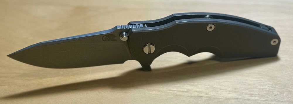 Nóż Rick Hinderer Jurasic Tytan Bronze Mgnacut mega zestaw