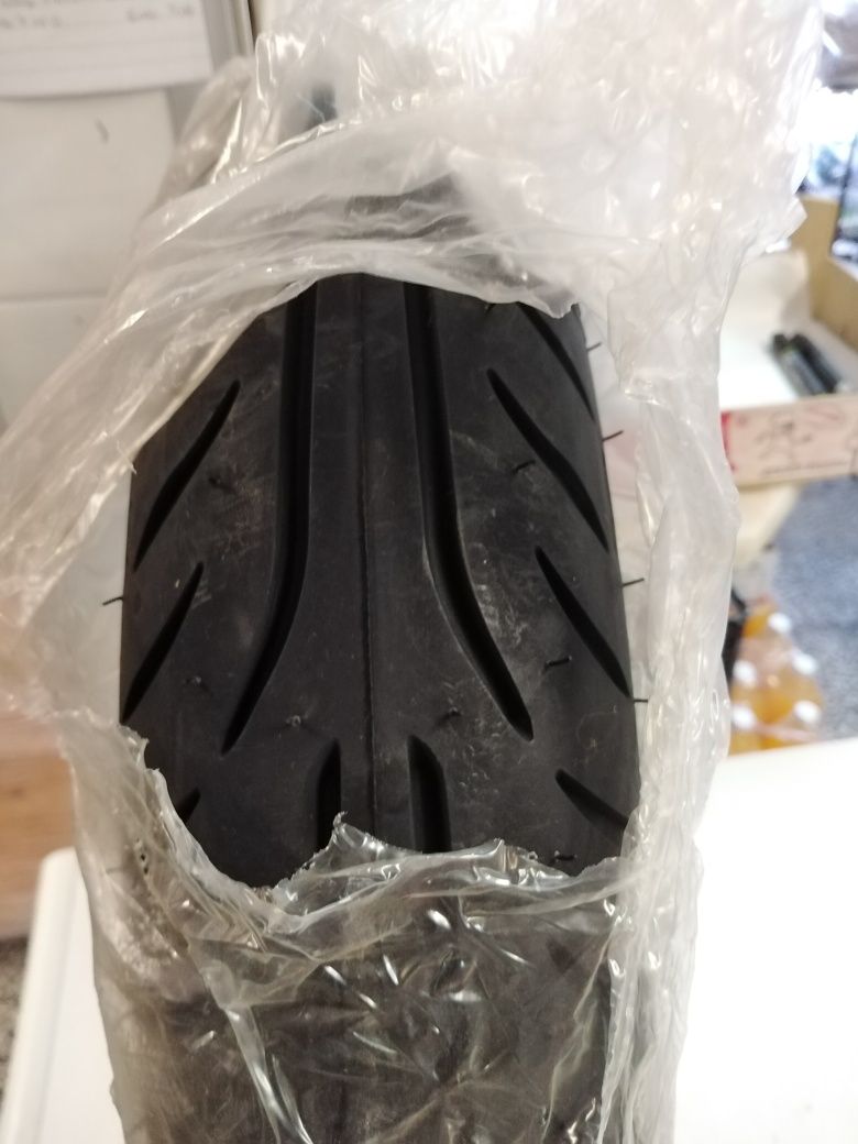 Vendo pneu novo com ve na foto nunca foi usado para Honda 250 c.c