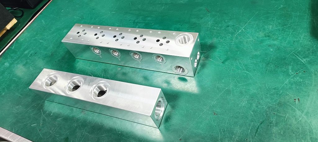 Blok zaworowy hydrauliczny, kolektor, frezowanie,toczenie CNC 3D