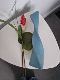Turkusowy wazon z kwiatem