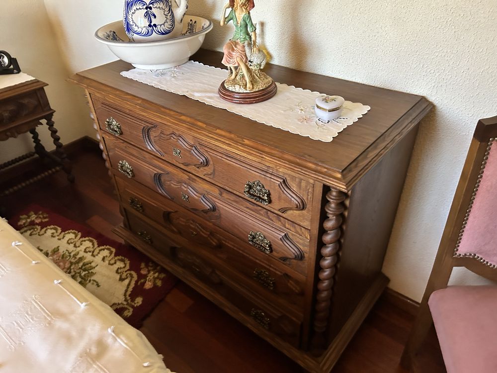 Vendo mobilia de quarto antigo em castanho