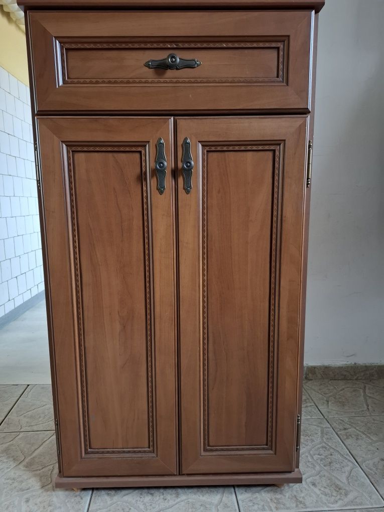 Pólka na buty z szuflada