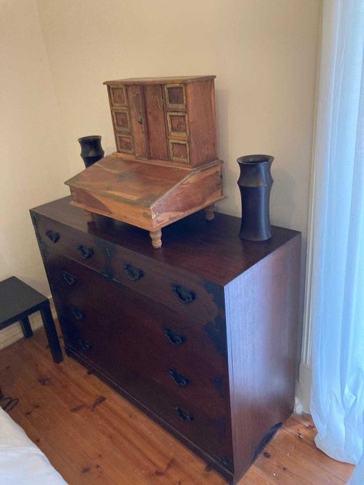Cómoda em madeira escura