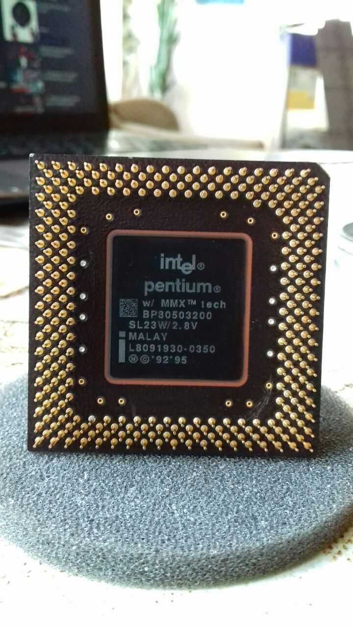 Винтажный процессор Intel Pentium MMX.