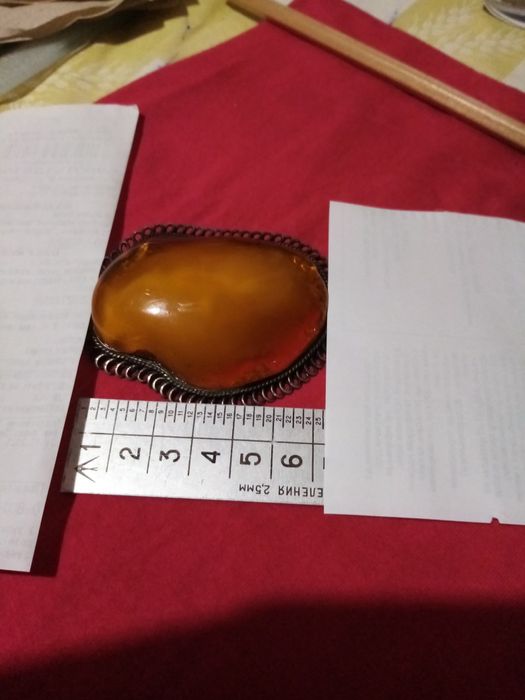 Янтарна, бурштинові брошка.