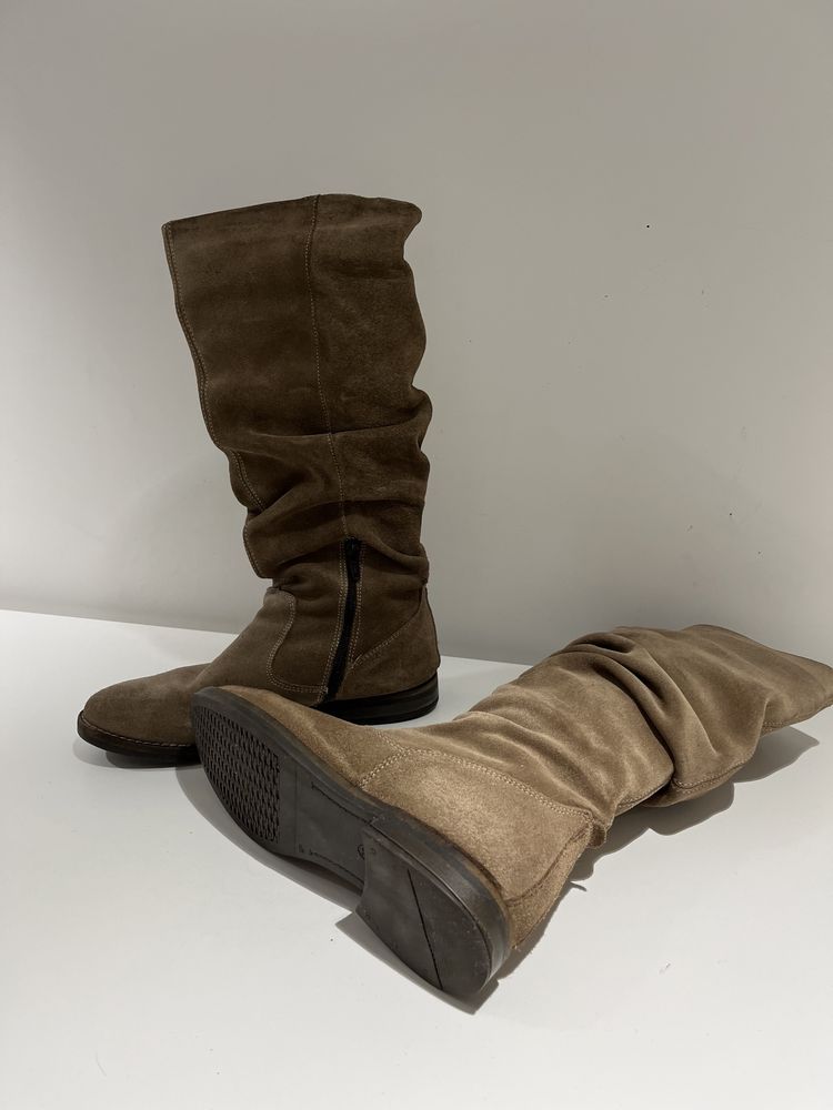 Botas cano alto em pele camel