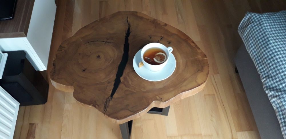 Nowoczesny stolik do salonu z plastra pnia drewna, żywica epoksydowa