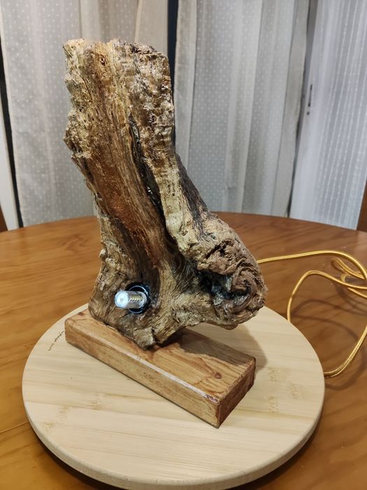 Candeeiro rústico em madeira