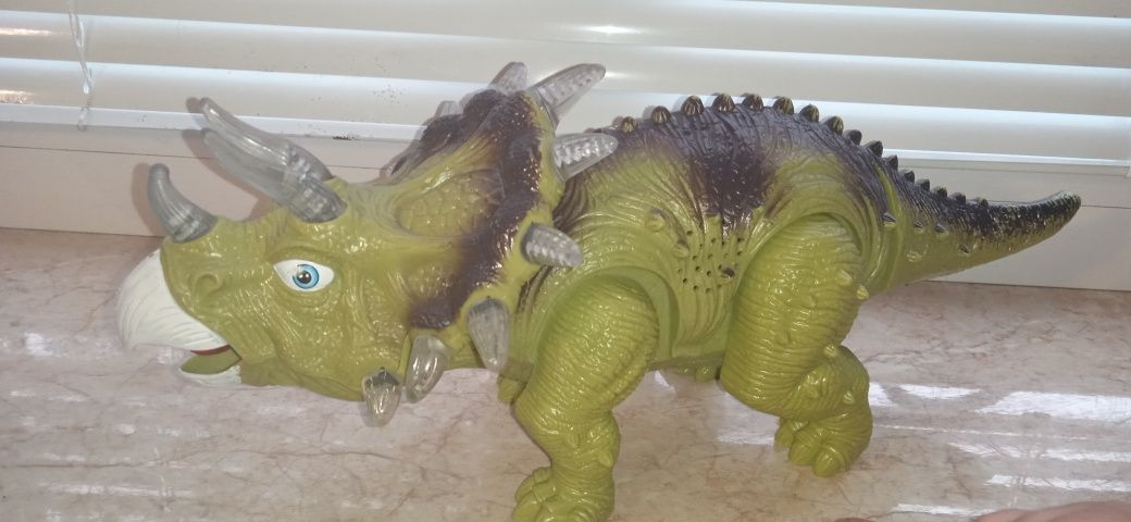 Динозавр ( тріцератопс ) зі звуком