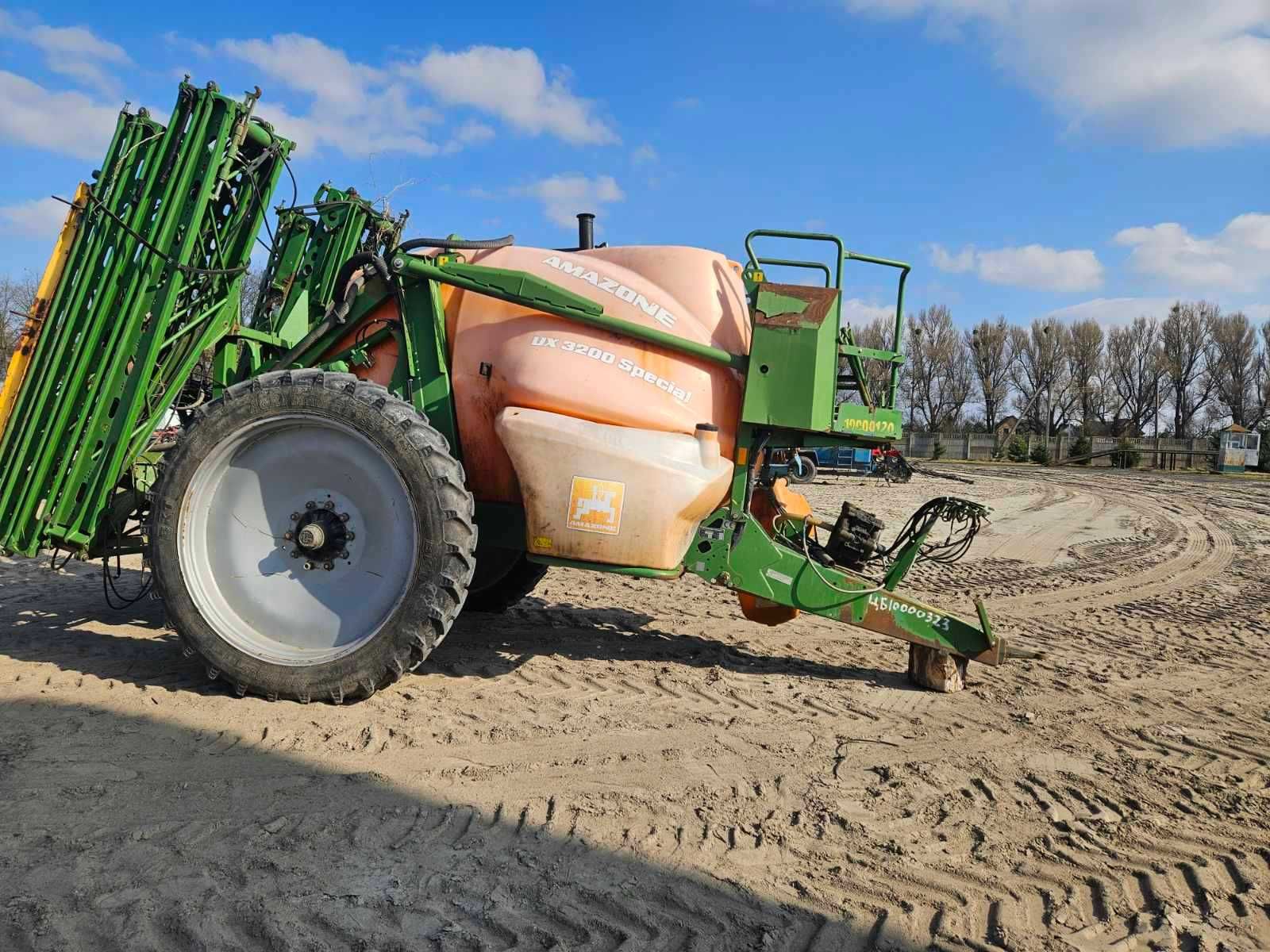 Обприскувач причіпний  Amazone-UX 3200