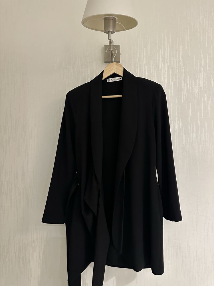 Черное платье на запах от Zara