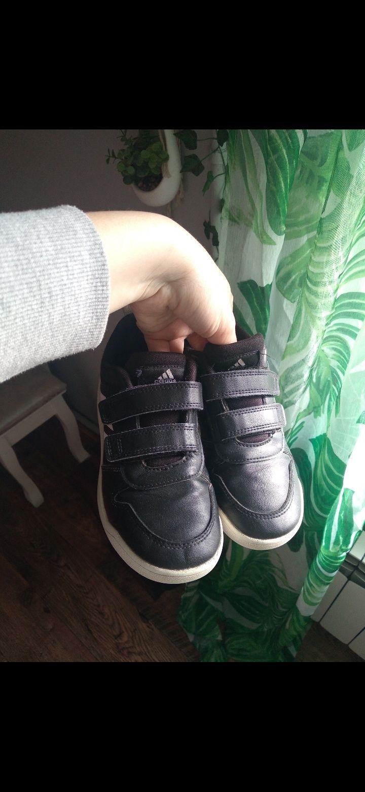Chłopięce czarne buty adidas na rzepy 34
