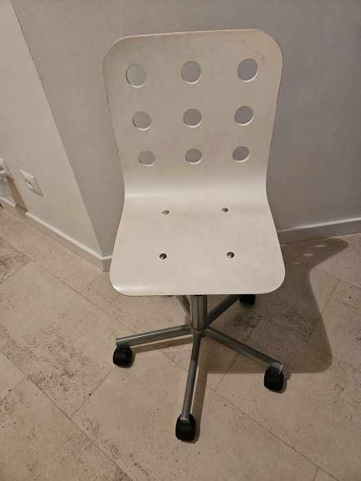 Dziecięce krzesło biurowe na kółkach IKEA Jules, białe
