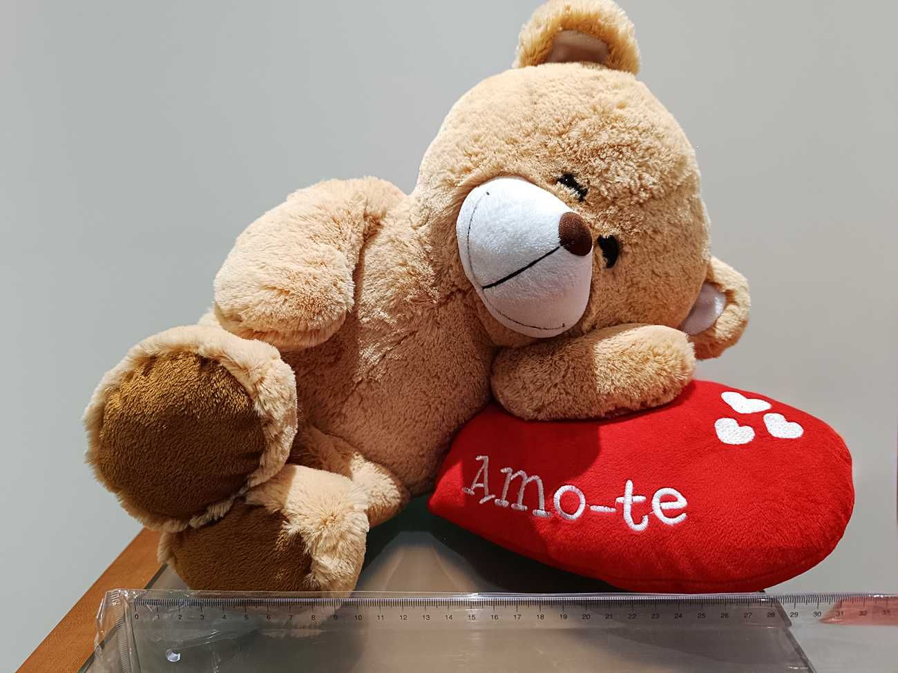 Ursinho de Peluche com Almofada "Amo-te" – Como Novo!