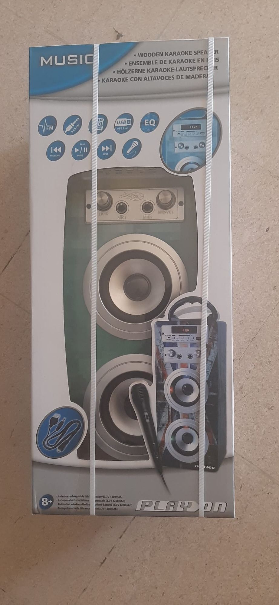 Sistema de karoke com um microfone ToysRus