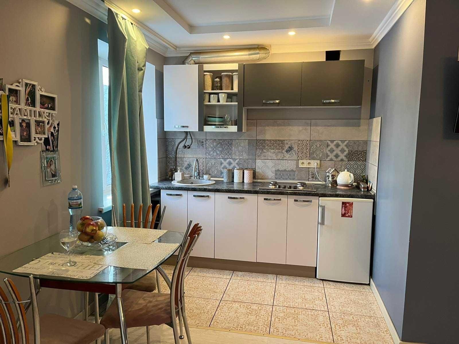 Продам 2-х кімнатну квартиру в  районі Центрального парку