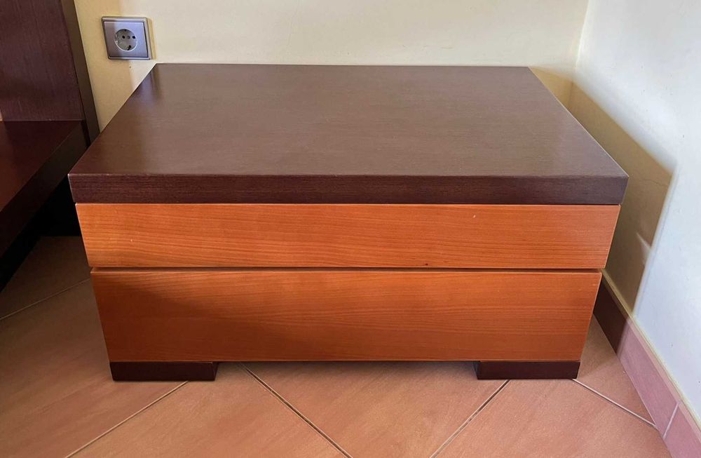 Cama casal, Mesas de cabeceira e Estrado