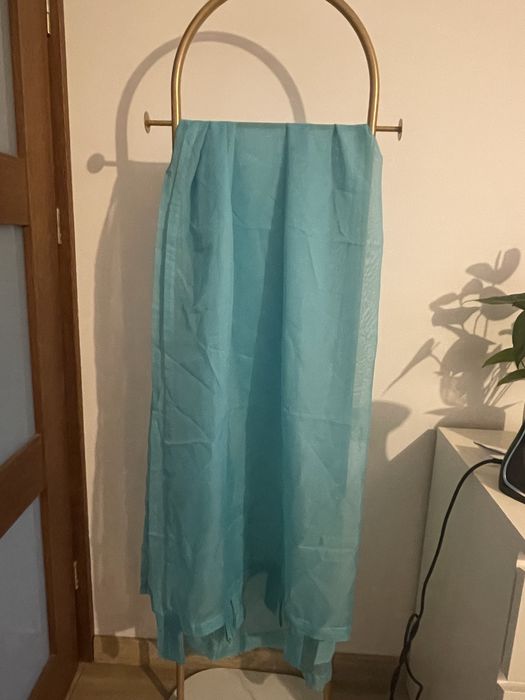 Turkusowa firanka na karnisz