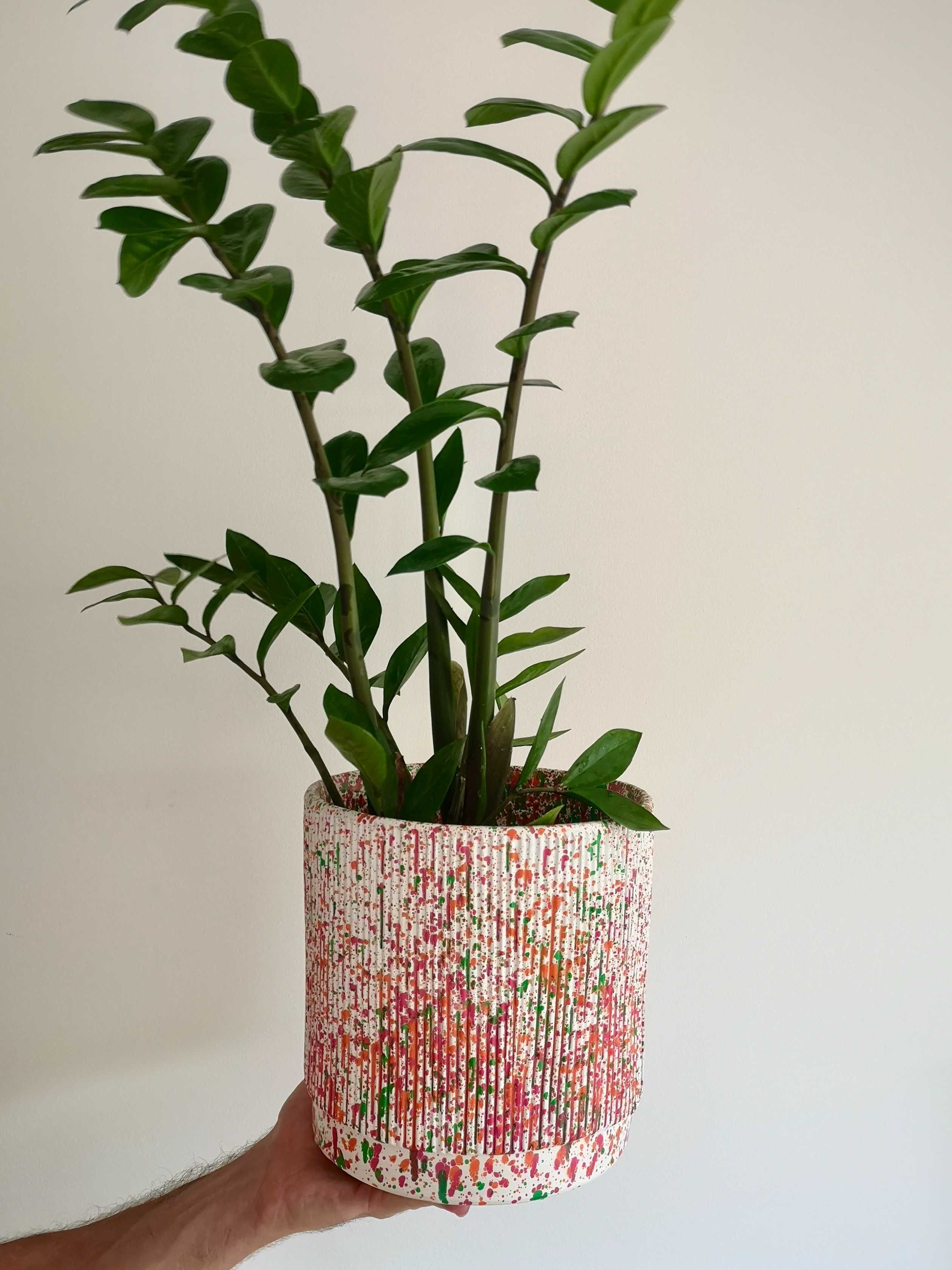 Vaso em barro pintado à mão, com padrão salpicado, multicolorido