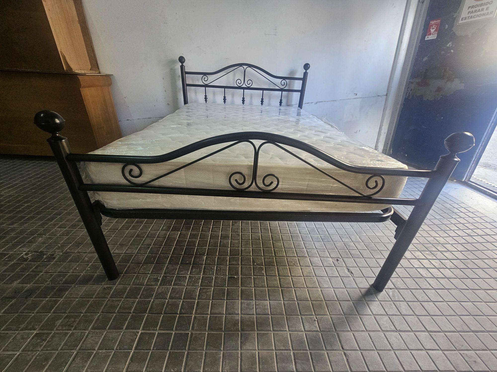Cama de casal em ferro
