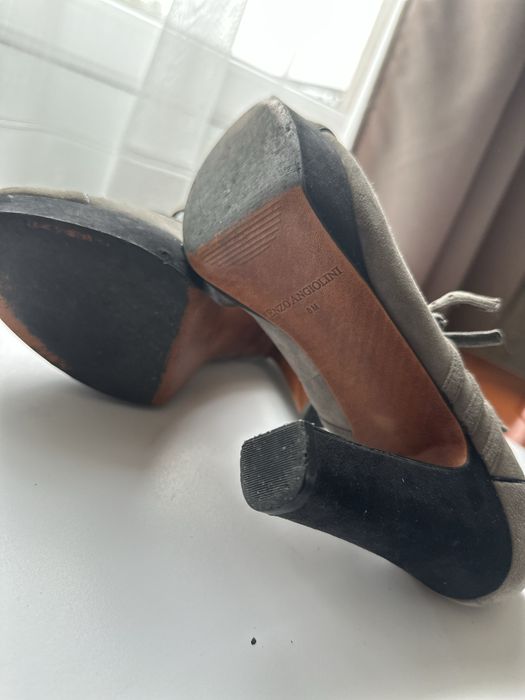 Туфлі сірі, чорна підошва. 38р. 150 грн.