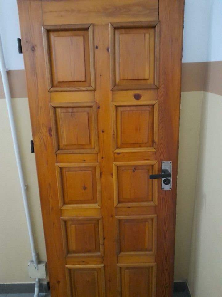 Sprzedam drzwi zewnętrzne lewoskrzydłowe.